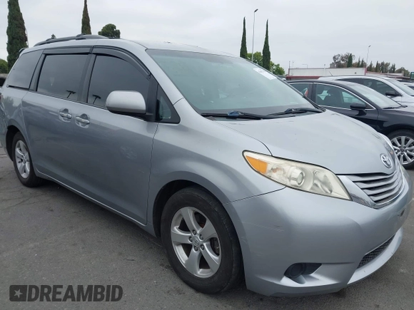 2015 Toyota Sienna LE AAS z VIN 5TDKK3DC3FS552378, wystawiony jako IAAI lot #42451782 z przebiegiem 257 916 mil mil oraz . Historia ofert i sprzedaży dostępna na DreamBid. Obrazek 1.