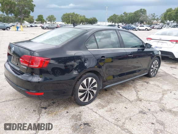 2013 Volkswagen Jetta Hybrid SE with VIN 3VW637AJ0DM281198, listed as a IAAI auction lot 42710130 with 68,068 mi miles and . Bid and sale history available at DreamBid. Image 4.