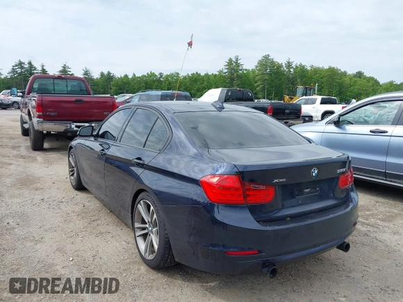 2013 BMW 3 Series 335i xDrive z VIN WBA3B9C55DJ465826, wystawiony jako IAAI lot #42336817 z przebiegiem 81 344 mil mil oraz . Historia ofert i sprzedaży dostępna na DreamBid. Obrazek 3.