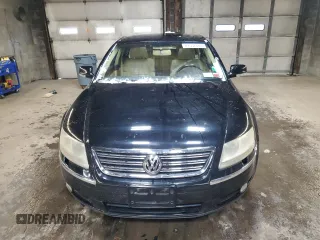 2005 Volkswagen Phaeton V8 z VIN WVWAF63D058000156, wystawiony jako Copart lot #83557884 z przebiegiem 173 284 mil mil oraz Szkody całkowita. Historia ofert i sprzedaży dostępna na DreamBid. Obrazek 5.