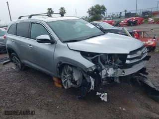 2019 Toyota Highlander SE with VIN 5TDJZRFH0KS608855, listed as a IAAI auction lot 41765566 with 30,228 mi miles. Bid and sale history available at carsss.com. Image 1.