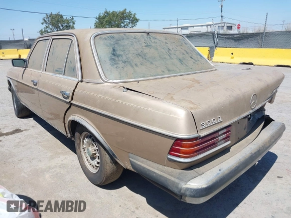 1981 Mercedes-Benz 300 D z VIN WDBAB30A9BB219442, wystawiony jako IAAI lot #42476756 z przebiegiem 274 561 mil mil oraz . Historia ofert i sprzedaży dostępna na DreamBid. Obrazek 3.