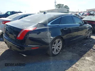 2013 Jaguar XJ Portfolio z VIN SAJWJ2GD0D8V49329, wystawiony jako IAAI lot #41829426 z przebiegiem 125 584 mil mil oraz . Historia ofert i sprzedaży dostępna na DreamBid. Obrazek 4.