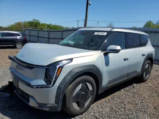 2024 Kia EV9 Wind z VIN KNDAFFS57R6050905, wystawiony jako Copart lot #53863965 z przebiegiem 10 210 mil mil oraz Szkoda całkowita • Salvage title. Historia ofert i sprzedaży dostępna na DreamBid. Obrazek 1.