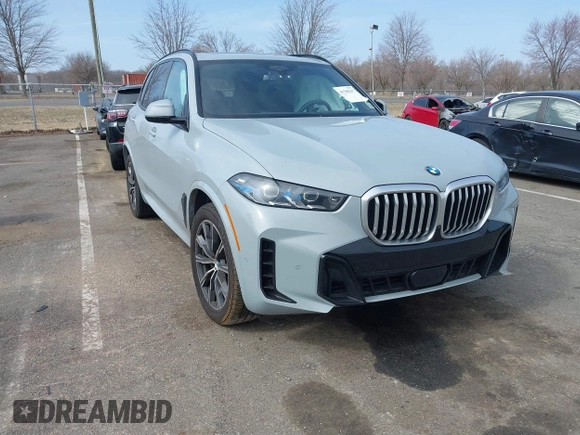 2024 BMW X5 xDrive40i z VIN 5UX23EU06R9U85520, wystawiony jako IAAI lot #41785217 z przebiegiem Nie podano mil oraz . Historia ofert i sprzedaży dostępna na DreamBid. Obrazek 1.