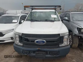 2018 Ford F-250 XL z VIN 1FTBF2A60JEC83073, wystawiony jako IAAI lot #41897105 z przebiegiem 115 228 mil mil oraz . Historia ofert i sprzedaży dostępna na DreamBid. Obrazek 12.