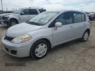 2008 Nissan Versa S z VIN 3N1BC13E98L448977, wystawiony jako Copart lot #56183645 z przebiegiem 37 236 mil mil oraz Szkoda całkowita • Salvage title. Historia ofert i sprzedaży dostępna na DreamBid. Obrazek 1.
