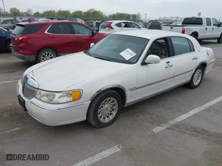 2000 Lincoln Town Car Cartier with VIN 1LNHM83W9YY815747, listed as a IAAI auction lot 42013300 with 171,972 mi miles. Bid and sale history available at carsss.com. Image 2.