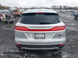 2015 Lincoln MKC z VIN 5LMCJ1A95FUJ20349, wystawiony jako IAAI lot #41695129 z przebiegiem 140 878 mil mil oraz . Historia ofert i sprzedaży dostępna na DreamBid. Obrazek 16.