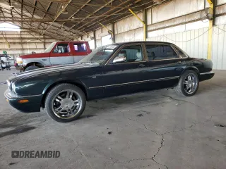 1999 Jaguar XJ z VIN SAJKX6046XC855872, wystawiony jako Copart lot #47060465 z przebiegiem 65 286 mil mil oraz Czysty tytuł • Clean title. Historia ofert i sprzedaży dostępna na DreamBid. Obrazek 1.