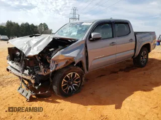 2020 Toyota Tacoma SR5 z VIN 5TFCZ5AN4LX225401, wystawiony jako Copart lot #53544005 z przebiegiem 110 946 mil mil oraz Szkoda całkowita • Salvage title. Historia ofert i sprzedaży dostępna na DreamBid. Obrazek 1.