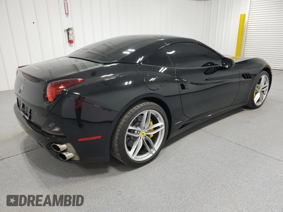 2010 Ferrari California z VIN ZFF65LJA9A0172003, wystawiony jako Copart lot #55601145 z przebiegiem 11 247 mil mil oraz Tytuł czysty. Historia ofert i sprzedaży dostępna na DreamBid. Obrazek 3.
