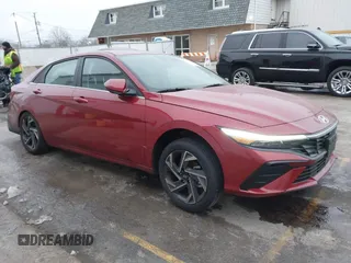 2025 Hyundai Elantra SEL Convenience z VIN KMHLS4DG4SU881217, wystawiony jako IAAI lot #41172300 z przebiegiem 1 418 mil mil oraz . Historia ofert i sprzedaży dostępna na DreamBid. Obrazek 1.