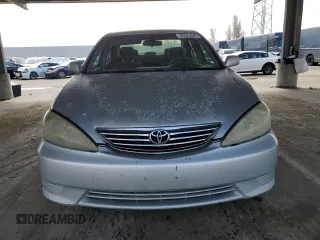 2005 Toyota Camry STD z VIN 4T1BE32K25U946848, wystawiony jako Copart lot #50825945 z przebiegiem 271 622 mil mil oraz Czysty tytuł • Clean title. Historia ofert i sprzedaży dostępna na DreamBid. Obrazek 5.