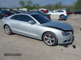 2013 Audi A5 Premium Plus z VIN WAULFAFRXDA069766, wystawiony jako IAAI lot #42257709 z przebiegiem 140 257 mil mil oraz . Historia ofert i sprzedaży dostępna na DreamBid. Obrazek 1.