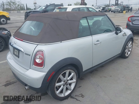 2014 MINI Convertible z VIN WMWZN3C52ET569565, wystawiony jako IAAI lot #42564988 z przebiegiem 66 035 mil mil oraz . Historia ofert i sprzedaży dostępna na DreamBid. Obrazek 4.