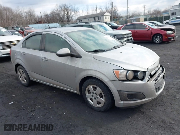 2014 Chevrolet Sonic LS z VIN 1G1JA5SG4E4144989, wystawiony jako IAAI lot #41638629 z przebiegiem 52 440 mil mil oraz . Historia ofert i sprzedaży dostępna na DreamBid. Obrazek 1.