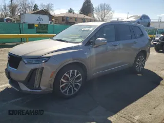 2023 Cadillac XT6 AWD Sport z VIN 1GYKPHRSXPZ181132, wystawiony jako Copart lot #50512825 z przebiegiem 17 302 mil mil oraz Szkody całkowita. Historia ofert i sprzedaży dostępna na DreamBid. Obrazek 1.