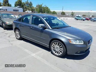 2009 Volvo S40 2.4L с VIN YV1MS390092446497, выставлен на аукционе IAAI как лот 42518359 с пробегом 86 548 миль миль и . История ставок и продаж доступна на DreamBid. Изображение 1.
