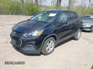 2017 Chevrolet Trax LS z VIN 3GNCJNSB1HL182352, wystawiony jako IAAI lot #42018698 z przebiegiem 100 229 mil mil oraz . Historia ofert i sprzedaży dostępna na DreamBid. Obrazek 2.