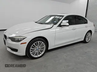 2012 BMW 3 Series 328i z VIN WBA3A5C57CF342137, wystawiony jako Copart lot #52630715 z przebiegiem 133 308 mil mil oraz Czysty tytuł • Clean title. Historia ofert i sprzedaży dostępna na DreamBid. Obrazek 1.