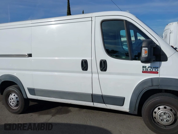 2016 Ram ProMaster Cargo z VIN 3C6TRVAG5GE134667, wystawiony jako IAAI lot #41411317 z przebiegiem 109 352 mil mil oraz . Historia ofert i sprzedaży dostępna na DreamBid. Obrazek 13.