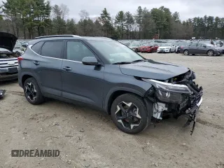 2024 Kia Seltos EX z VIN KNDERCAA2R7639280, wystawiony jako Copart lot #51121135 z przebiegiem 9 854 mil mil oraz Szkoda całkowita • Salvage title. Historia ofert i sprzedaży dostępna na DreamBid. Obrazek 4.