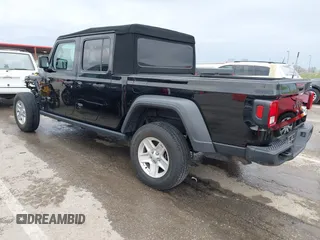 2020 Jeep Gladiator Sport S с VIN 1C6HJTAG8LL122726, выставлен на аукционе IAAI как лот 41886929 с пробегом 82 473 миль миль и . История ставок и продаж доступна на DreamBid. Изображение 3.