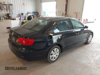 2013 Volkswagen Jetta SE z VIN 3VWDX7AJ7DM267911, wystawiony jako IAAI lot #42391353 z przebiegiem 42 248 mil mil oraz . Historia ofert i sprzedaży dostępna na DreamBid. Obrazek 4.