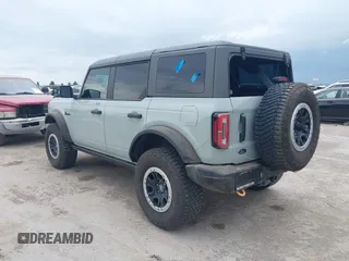2022 Ford Bronco z VIN 1FMEE5DP3NLB31811, wystawiony jako IAAI lot #42303650 z przebiegiem 43 636 mil mil oraz . Historia ofert i sprzedaży dostępna na DreamBid. Obrazek 3.