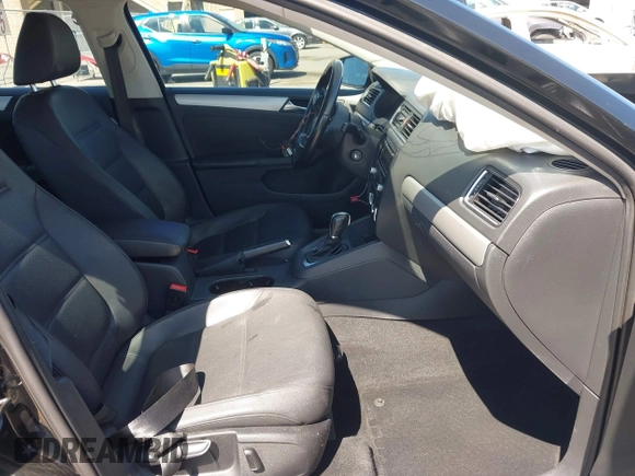 2013 Volkswagen Jetta SE with VIN 3VWDP7AJ8DM350702, listed as a IAAI auction lot 42652788 with 106,655 mi miles and . Bid and sale history available at DreamBid. Image 5.