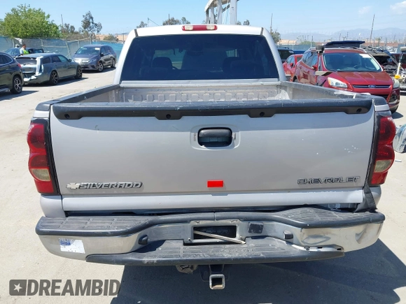 2005 Chevrolet Silverado 1500 LS z VIN 2GCEC13T651144009, wystawiony jako IAAI lot #42256681 z przebiegiem 116 074 mil mil oraz . Historia ofert i sprzedaży dostępna na DreamBid. Obrazek 17.