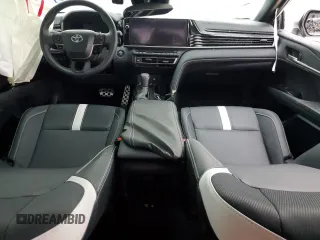 2025 Toyota Camry LE z VIN 4T1DAACK7SU540518, wystawiony jako Copart lot #55865235 z przebiegiem 13 124 mil mil oraz Szkoda całkowita • Salvage title. Historia ofert i sprzedaży dostępna na DreamBid. Obrazek 8.