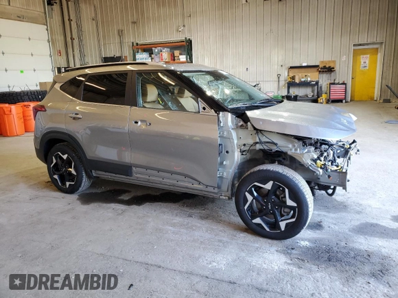 2024 Kia Seltos EX z VIN KNDERCAA4R7661040, wystawiony jako Copart lot #49389835 z przebiegiem 8 373 mil mil oraz Szkoda całkowita • Salvage title. Historia ofert i sprzedaży dostępna na DreamBid. Obrazek 4.
