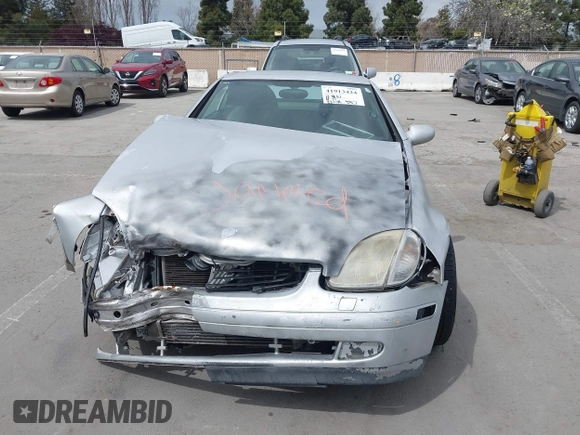 1998 Mercedes-Benz SLK 230/320 z VIN WDBKK47F0WF020242, wystawiony jako IAAI lot #41913424 z przebiegiem Nie podano mil oraz . Historia ofert i sprzedaży dostępna na DreamBid. Obrazek 6.