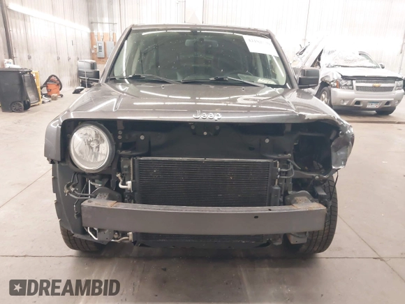 2016 Jeep Patriot Latitude z VIN 1C4NJRFB8GD658216, wystawiony jako IAAI lot #42102530 z przebiegiem 143 956 mil mil oraz . Historia ofert i sprzedaży dostępna na DreamBid. Obrazek 6.