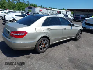 2010 Mercedes-Benz E 350 Luxury z VIN WDDHF5GB9AA048636, wystawiony jako IAAI lot #42151413 z przebiegiem 174 727 mil mil oraz . Historia ofert i sprzedaży dostępna na DreamBid. Obrazek 4.
