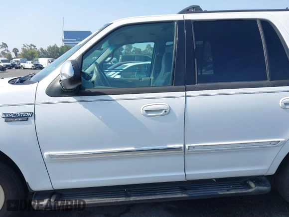 1998 Ford Expedition XLT with VIN 1FMRU176XWLA59524, listed as a IAAI auction lot 39809480 with 225,650 mi miles. Bid and sale history available at carsss.com. Image 13.