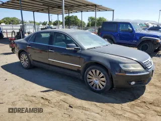 2005 Volkswagen Phaeton z VIN WVWAF03D458004076, wystawiony jako Copart lot #66794644 z przebiegiem Nie podano mil oraz Tytuł czysty. Historia ofert i sprzedaży dostępna na DreamBid. Obrazek 4.