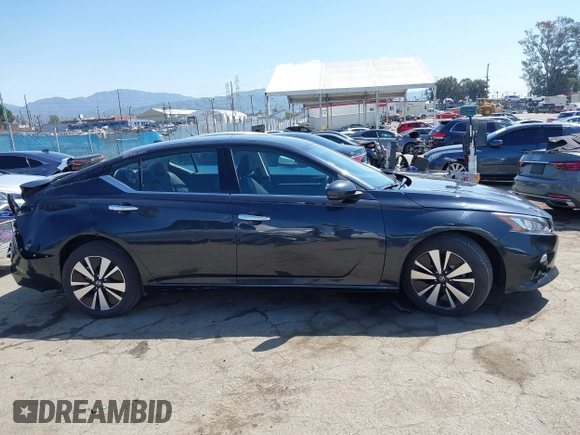 2019 Nissan Altima 2.5 SV with VIN 1N4BL4DVXKC192757, listed as a IAAI auction lot 41967586 with 31,066 mi miles. Bid and sale history available at carsss.com. Image 14.