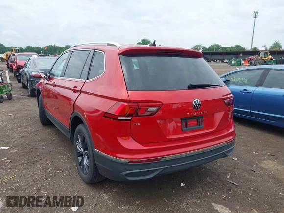2022 Volkswagen Tiguan SE z VIN 3VV2B7AX0NM020942, wystawiony jako IAAI lot #42475302 z przebiegiem 26 353 mil mil oraz . Historia ofert i sprzedaży dostępna na DreamBid. Obrazek 16.