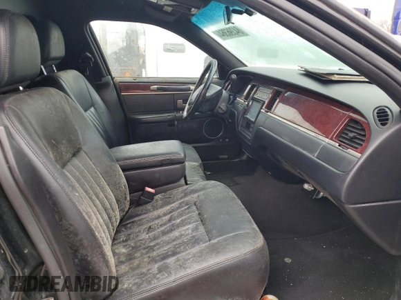 2003 Lincoln Town Car Executive z VIN 1L1FM81W33Y653215, wystawiony jako Copart lot #84396364 z przebiegiem Nie podano mil oraz Szkoda całkowita • Salvage title. Historia ofert i sprzedaży dostępna na DreamBid. Obrazek 5.