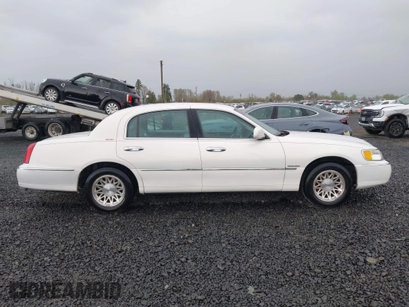 1999 Lincoln Town Car Signature z VIN 1LNFM82W0XY603679, wystawiony jako IAAI lot #41871509 z przebiegiem 109 638 mil mil oraz . Historia ofert i sprzedaży dostępna na DreamBid. Obrazek 13.