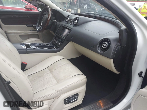 2015 Jaguar XJ Portfolio с VIN SAJWJ2GD2F8V90256, выставлен на аукционе IAAI как лот 42311335 с пробегом 123 299 миль миль и . История ставок и продаж доступна на DreamBid. Изображение 5.