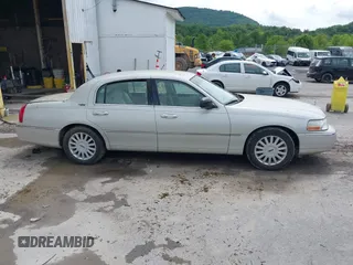 2005 Lincoln Town Car Signature Limited z VIN 1LNHM82W35Y654826, wystawiony jako IAAI lot #42334790 z przebiegiem 96 113 mil mil oraz . Historia ofert i sprzedaży dostępna na DreamBid. Obrazek 13.