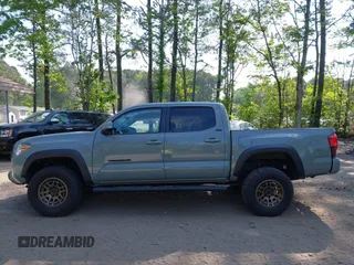 2022 Toyota Tacoma SR z VIN 3TMCZ5AN5NM518961, wystawiony jako IAAI lot #42148345 z przebiegiem 43 009 mil mil oraz . Historia ofert i sprzedaży dostępna na DreamBid. Obrazek 14.