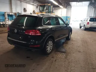 2011 Volkswagen Touareg Sport z VIN WVGFF9BP5BD001093, wystawiony jako IAAI lot #41916995 z przebiegiem 127 478 mil mil oraz . Historia ofert i sprzedaży dostępna na DreamBid. Obrazek 4.