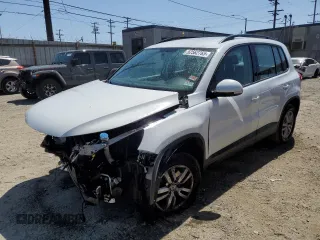 2015 Volkswagen Tiguan S z VIN WVGAV7AX8FW504615, wystawiony jako Copart lot #52562765 z przebiegiem Nie podano mil oraz Szkoda całkowita • Salvage title. Historia ofert i sprzedaży dostępna na DreamBid. Obrazek 1.