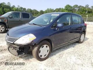 2009 Nissan Versa SL z VIN 3N1BC13E49L375938, wystawiony jako Copart lot #59088295 z przebiegiem 142 109 mil mil oraz Szkoda całkowita • Salvage title. Historia ofert i sprzedaży dostępna na DreamBid. Obrazek 1.