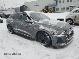 2022 Audi e-tron Prestige z VIN WA1VAAGE5NB039506, wystawiony jako Copart lot #83216424 z przebiegiem Nie podano mil oraz Szkoda całkowita • Salvage title. Historia ofert i sprzedaży dostępna na DreamBid. Obrazek 4.